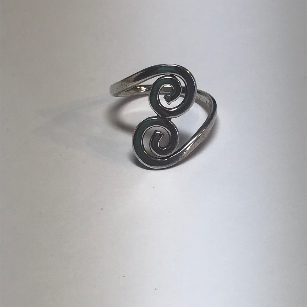 Sterling silver ring curly que shape design